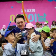 [포토뉴스] 제102회 어린이날 청와대 연무관 초청 행사
